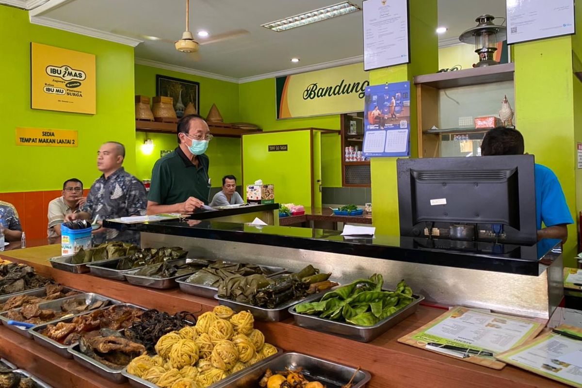 Suasana Warung Nasi Ibu Imas di Bandung. Warung nasi yang didirikan tahun 1980 ini terkenal dengan karedok leuncanya yang pedas. 