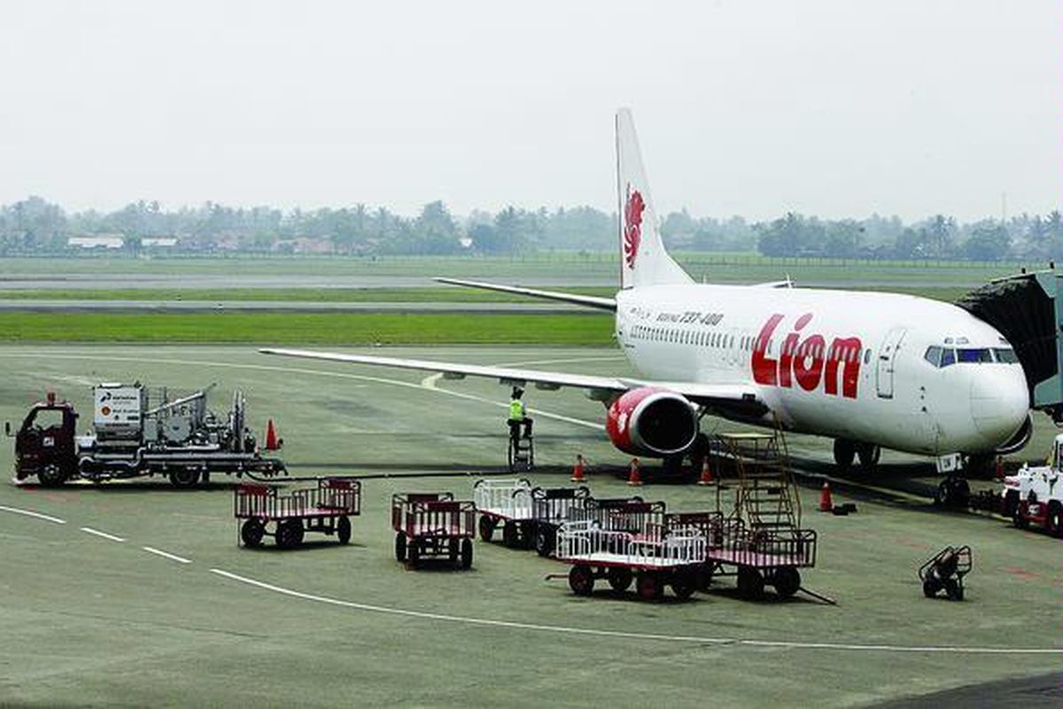 Truk Pertamina mengisi bahan bakar avtur ke pesawat penumpang di apron Bandara Internasional Soekarno-Hatta, Tangerang, Jumat (18/7). Lonjakan harga avtur memberatkan pelaku industri dirgantara karena biaya bahan bakar mencapai 45-55 persen dari seluruh ongkos penerbangan.  