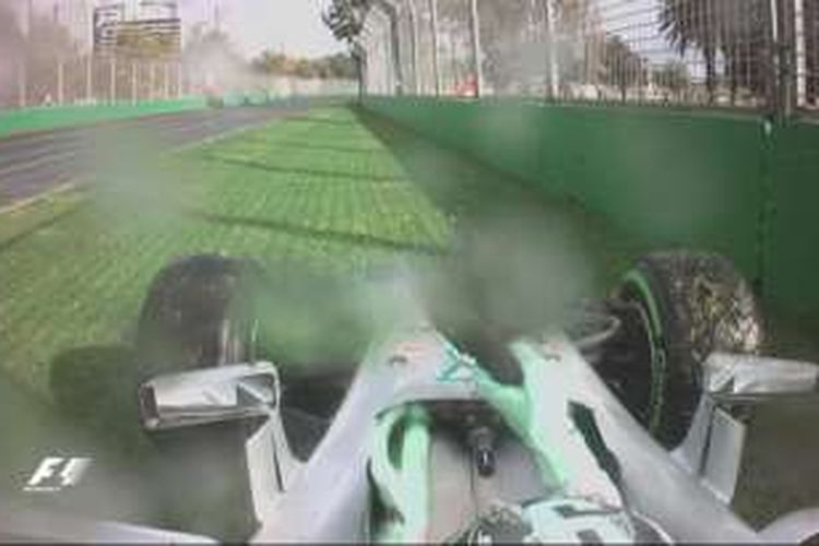 Pebalap Mercedes, Nico Rosberg, menabrak dinding pebatas pada latihan sesi kedua. 