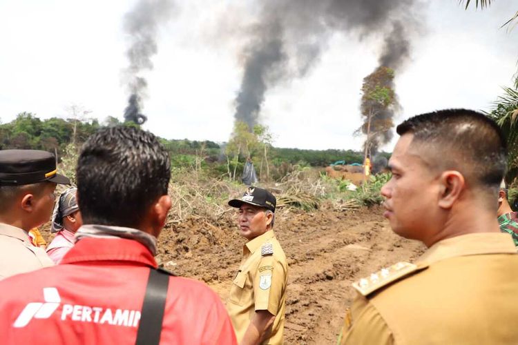 Pj Bupati Muba Apryadi saat meninjau lokasi sumur minyak ilegal yang terbakar di Desa Tanjung Dalam, Kecamatan Keluang, Selasa (18/10/2022).