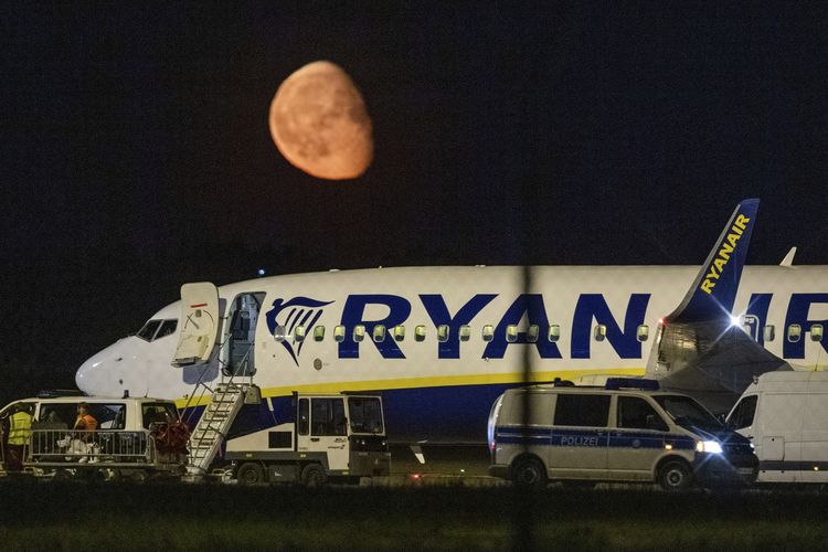 Polisi federal memeriksa pesawat Ryanair yang mengalihkan rute mendadak dan mendarat darurat di Bandara Internasional Schoenefeld dekat Berlin, Jerman, pada Senin (31/5/2021), karena ada teror bom.