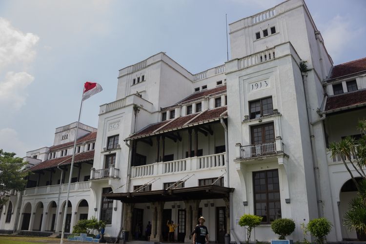 Gedung Birao atau bekas perusahaan kereta api swasta pada masa pemerintahan Belanda, Semarang-Cheribon Stoomtram Matschappij (SCS). 
