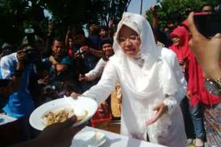 Wali Kota Surabaya Tri Rismaharini memberikan makanan kepada wartawan saat peringatan Hari Jadi Surabaya, akhir Mei 2016.