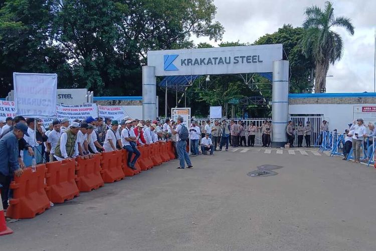 Ratusan pensiunan Krakatau Steel melakukan aksi unjuk rasa di depan kantor perusahaan baja di Kota Cilegon, Banten. Kamis (7/3/2024).