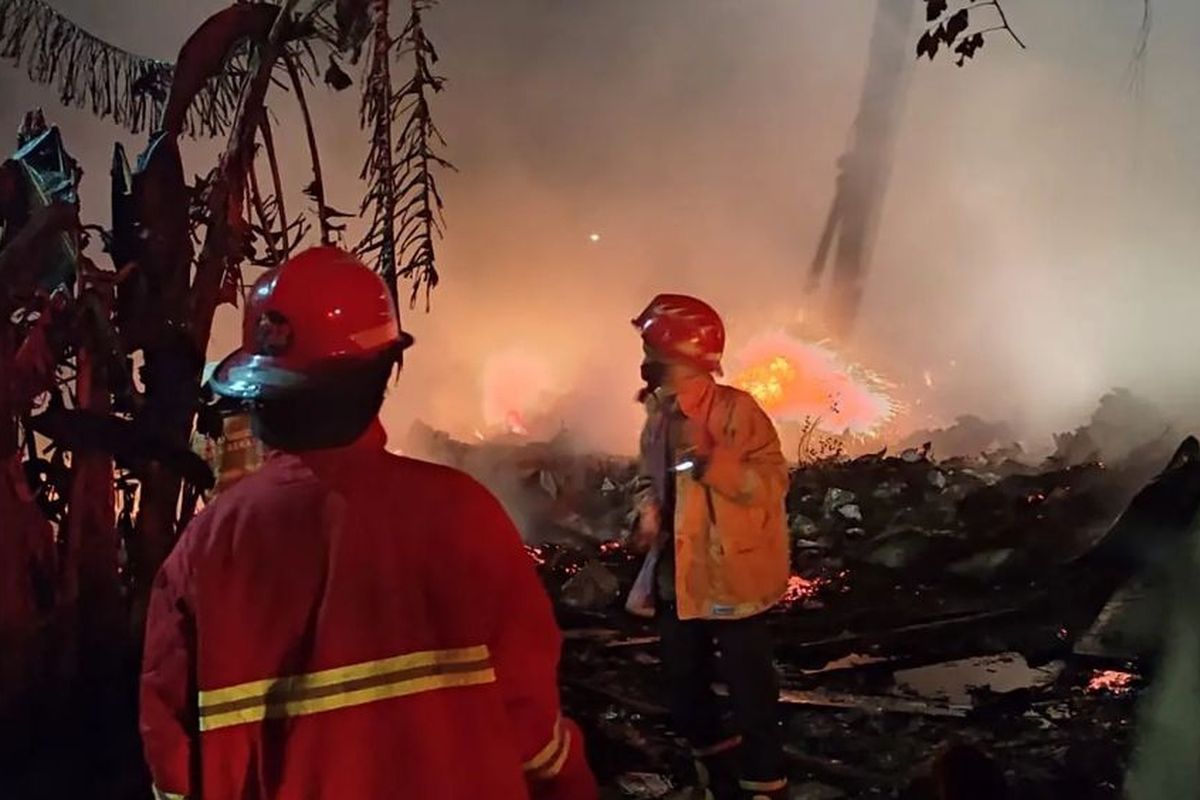 Kebakaran di rumah lapak pemulung di Jalan Ciketing Sumur Batu, Bantargebang, Kota Bekasi, pada Senin (18/4/2022) malam. Diketahui dalam peristiwa tersebut, sebanyak 13 semi permanen habis dilalap api. (KOMPAS.com/Dokumentasi Pribadi). 