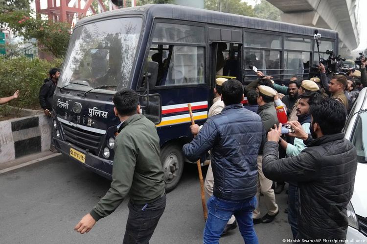 Polisi berpakaian preman siaga untuk menangkap mahasiswa yang mencoba memutar film dokumenter BBC tentang Modi.