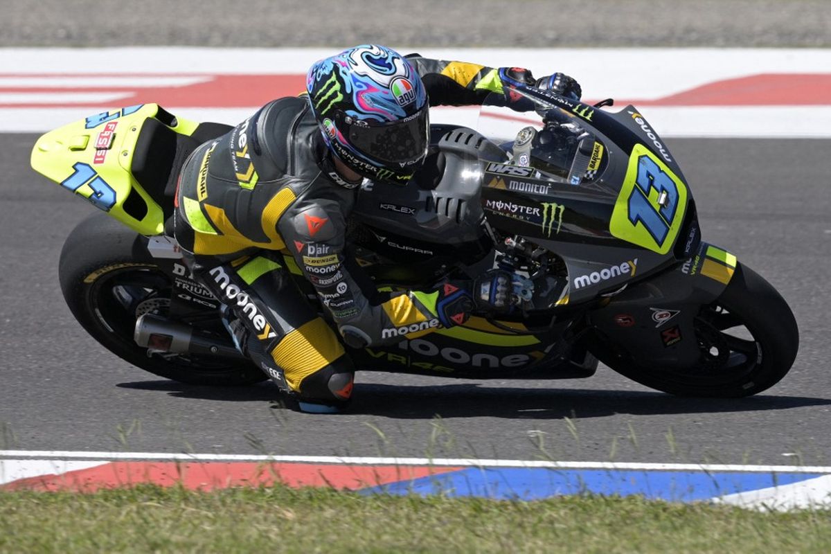 Celestino Vietti saat berlaga pada MotoGP Argentina 2022. (Photo by Juan MABROMATA / AFP)