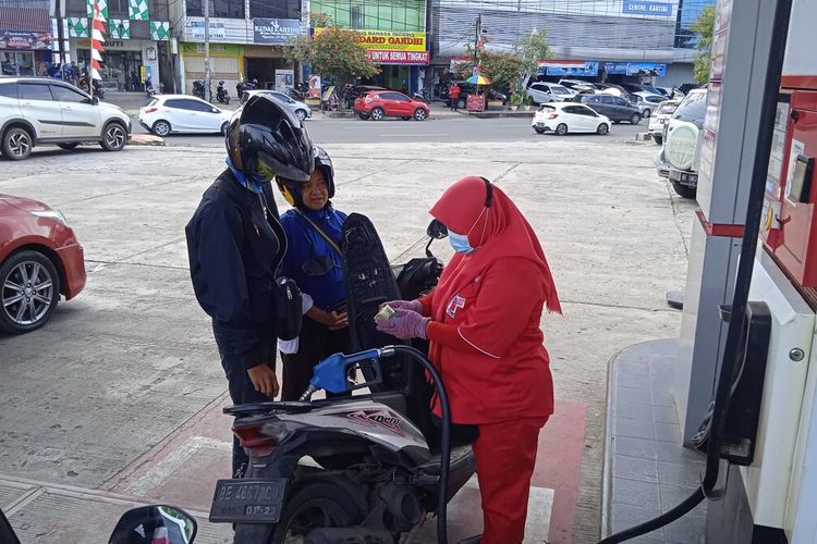 Pengendar sepeda motor mengisi bahan bakar jenis Pertamax di SPBU Jalan Ahmad Yani, Sabtu (3/9/2022). Harga Pertamax saat ini naik menjadi Rp 14.850 per liter untuk wilayah Lampung.