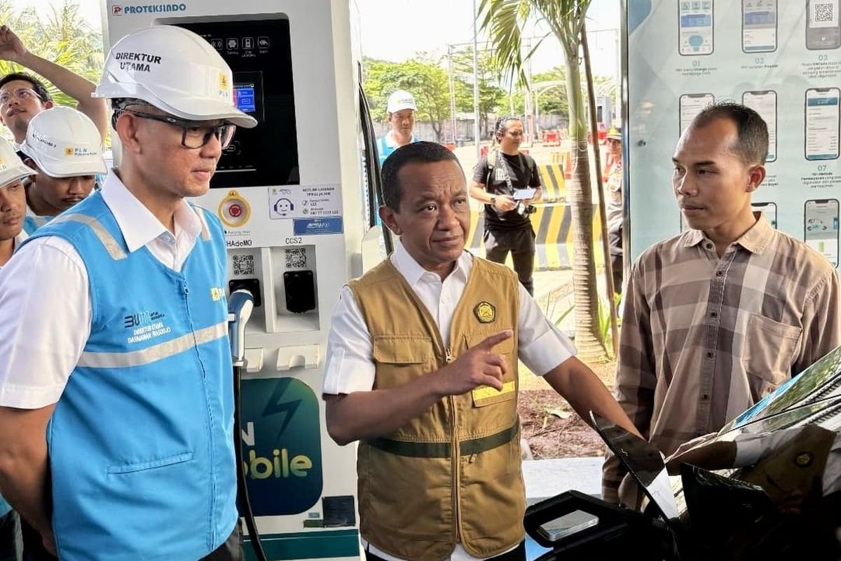 Direktur Utama PLN, Darmawan Prasodjo (kiri) mendampingi Menteri ESDM, Bahlil Lahadalia (tengah) saat melakukan peninjauan SPKLU Pelabuhan Merak, Banten.
