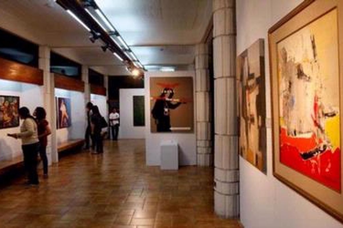 Pengunjung menyaksikan pameran lukisan bertajuk Art for AIDS di Bentara Budaya Jakarta, Selasa (9/2/2010). Pameran sekaligus lelang lukisan dari 45 seniman antara lain Barli (alm), Popo Iskandar (alm) Roediyat, Setiawan Sabana, Kaboel Suadi, dan Tisna Sanjaya tersebut hasilnya akan dialokasikan untuk berbagai program bantuan kesehatan untuk ODHA. KOMPAS IMAGES/KRISTIANTO PURNOMO