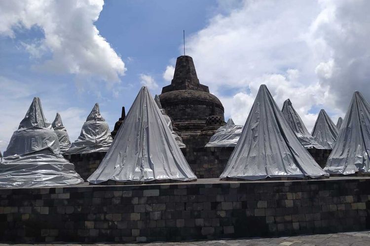 Balai Konservasi Borobudur telah menutup sebanyak 56 stupa Candi Borobudur menggunakan terpaulin, Selasa (24/11/2020). Penutupan ini sebagai langkah antisipatif dampak hujan abu vulkanik yang mungkin terjadi apabila Gunung Merapi erupsi.