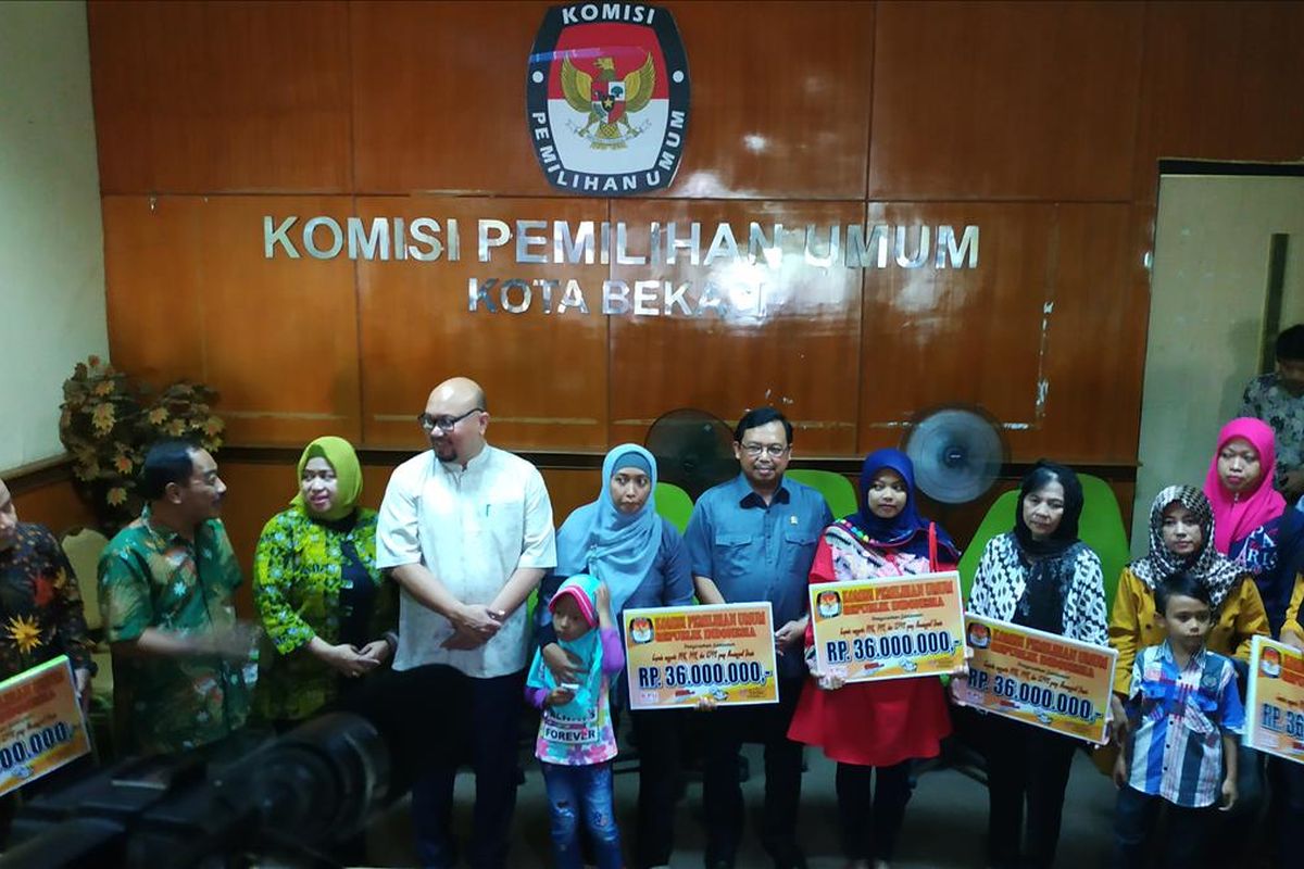 Sepuluh keluarga petugas KPPS Kota Bekasi yang gugur usai bertugas dalam pemilu serentak 2019 menerima biaya santunan dari KPU, Jumat (12/7/2019).