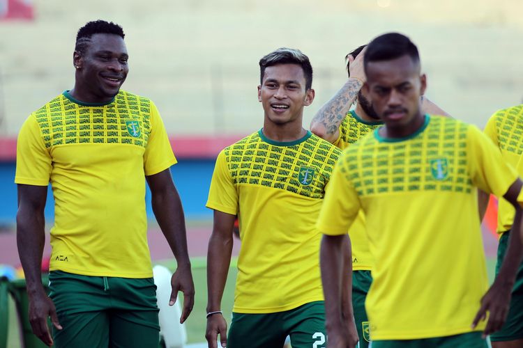 Seusai TC bersama Timnas U-23, pemain Persebaya Surabaya Osvaldo Haay (tengah) langsung mengikuti latihan yang dipimpin asisten pelatih Wolfgang Pikal di Stadion Gelora Delta Sidoarjo, Jawa Timur, Selasa (10/09/2019) sore.