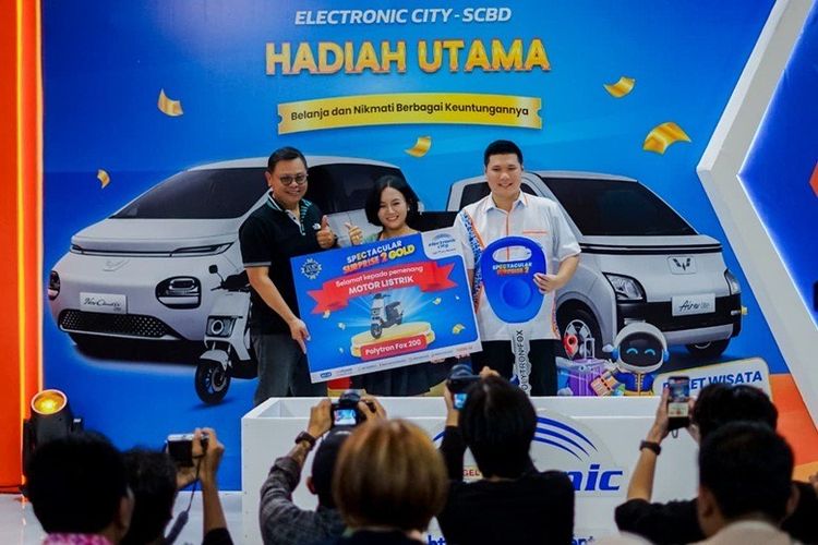 Salah satu pemenang program undian Spectacular Surprise 2 Kategori Gold dari Electronic City. 
