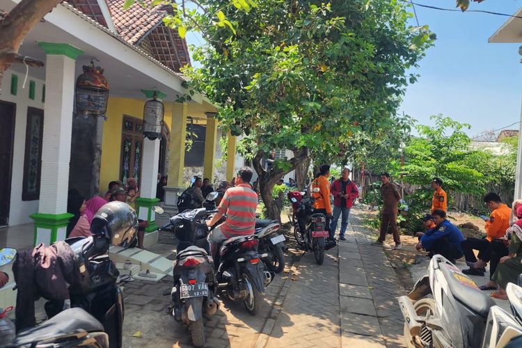 Suasana duka di kampung nelayan Kelurahan Tapa'an, Kecamatan Bugul Kidul, Kota Pasuruan Pasuruan masih menunggu kabar hilangnya tiga perempuan yang hilang akiat kapal terbalik, Senin (29/09/2025) 