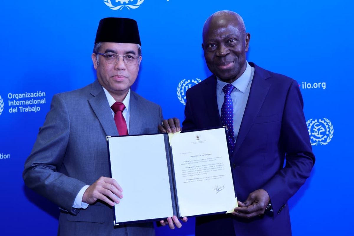 Menteri Ketenagakerjaan (Menaker) Yassierli saat menyerahkan instrumen asli ratifikasi Konvensi International Labour Organization (ILO) 188 tentang Pekerjaan dalam Sektor Penangkapan Ikan kepada Direktur Jenderal ILO Gilbert F Houngbo di Jenewa, Swiss, Rabu (10/6/2026). 