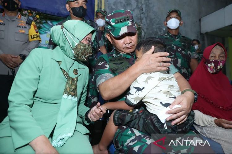Kepala Staf TNI Angkatan Darat (KSAD) Jenderal TNI Dudung Abdurachman menggendong salah satu putra Sertu Eka saat dia bersama istrinya melayat ke rumah duka, di Sidoarjo, Jawa Timur, Senin (4/4/2022). 