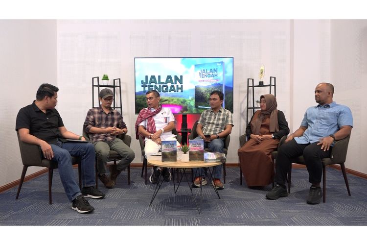 Karya Jalan Tengah untuk Alam, Adat dan Industri diperkenalkan oleh Anggota Komisi III DPR RI Dr Hinca Pandjaitan XIII dalam agenda diskusi dan bedah buku di Studio Tribun Medan, Jumat (7/11/2025)