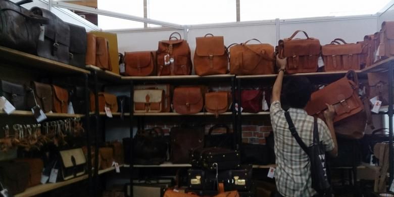 Pengunjung sedang melihat tas kulit di booth Kias Leather INACRAFT 2016