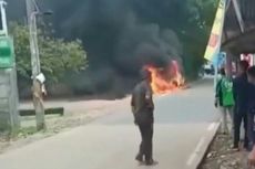 Diduga akibat Korsleting, Mobil Hangus Terbakar di Serpong