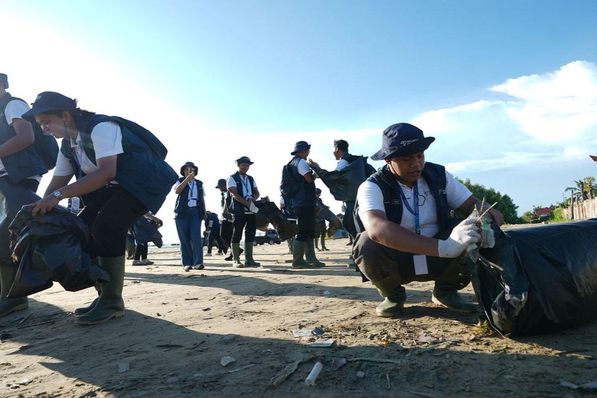 Pertamina bersama 15 relawan dari berbagai BUMN membersihkan sampah di Pantai Lampu Satu, Samkai, Kecamatan Merauke, Kabupaten Merauke, Papua Selatan, Senin (17/2/2025).