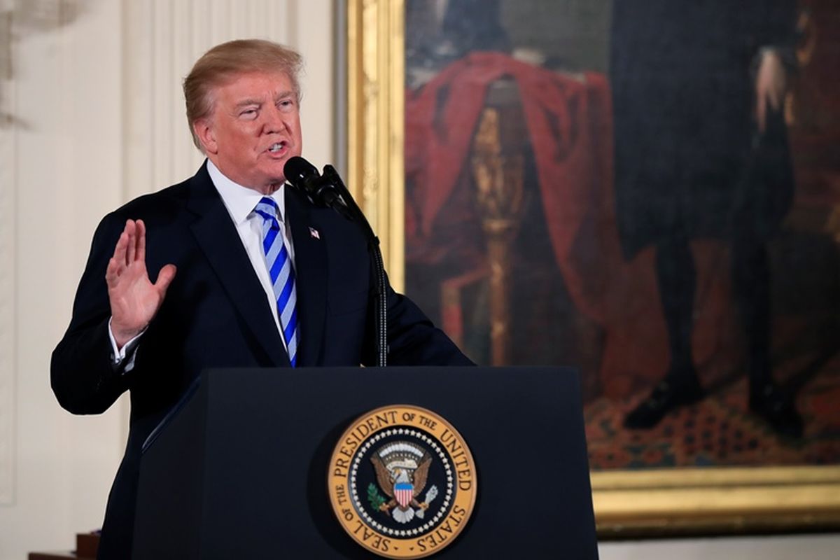 Presiden Donald Trump berpidato dalam upacara penghargaan Medali Medal of Valor di Ruang Timur, di Gedung Putih, di Washington DC, Selasa (20/2/2018). (AP Photo/Manuel Balce Ceneta)