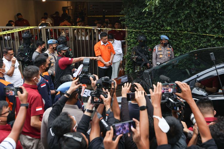 Tersangka Ferdy Sambo dan Putri Candrawathi  saat menjalani rekonstruksi kasus pembunuhan Brigadir J di rumah dinas Ferdy Sambo, Duren Tiga, Jakarta Selatan, Selasa (30/8/2022). Tim Khusus (Timsus) Polri menggelar rekonstruksi kasus pembunuhan berencana Brigadir J atau Nofriansyah Yosua Hutabarat.