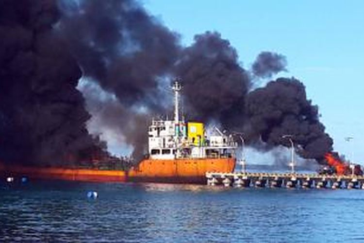 Kapal tangker MT Sumber Mutiara IX yang mengangkut bahan bakar minyak sebesar 700 kilo liter terbakar di Pulau Tagulandang, Kabupaten Sitaro, Sulawesi Utara.
