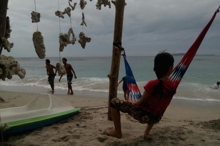 Pengunjung menikmati keindahan pantai Pandanan, Desa Malaka, Kabupaten Lombok Utara, Nusa Tenggara Barat, Minggu (24/12/2017). Pariwisata di NTB makin menggeliat dan mendongkrak sumber pendapatan NTB.