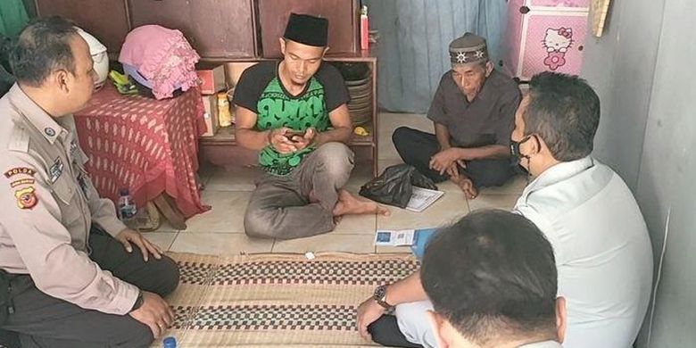 Petugas Jasa Raharja menyerahkan santunan kepada pihak keluarga dua bocah kembar yang meninggal dunia karena tertabrak motor gede, Senin (14/3/2022). 