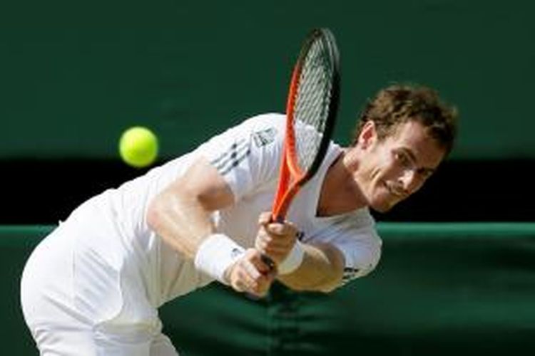 Petenis Skotlandia, Andy Murray, mengembalikan bola Novak Djokovic dari Serbia, pada laga final turnamen Grand Slam Wimbledon, Minggu (7/7/2013).