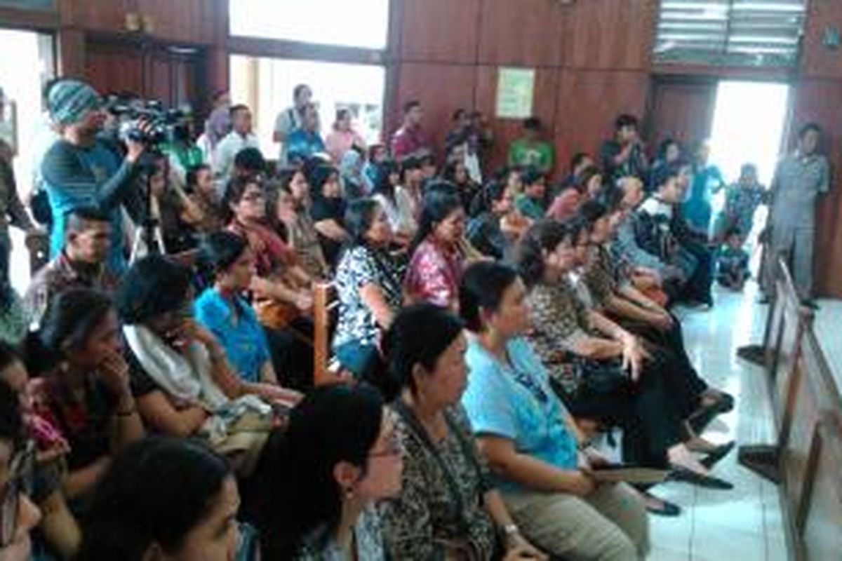 Suasana ruamg sidang Cakra Pengadilan Negeri Jakarta Utara, dipadati guru Saint Monica yang mengikuti jalannya sidang agenda putusan terhadap terdakwa Miss HR, Rabu (8/7/2015) sore.