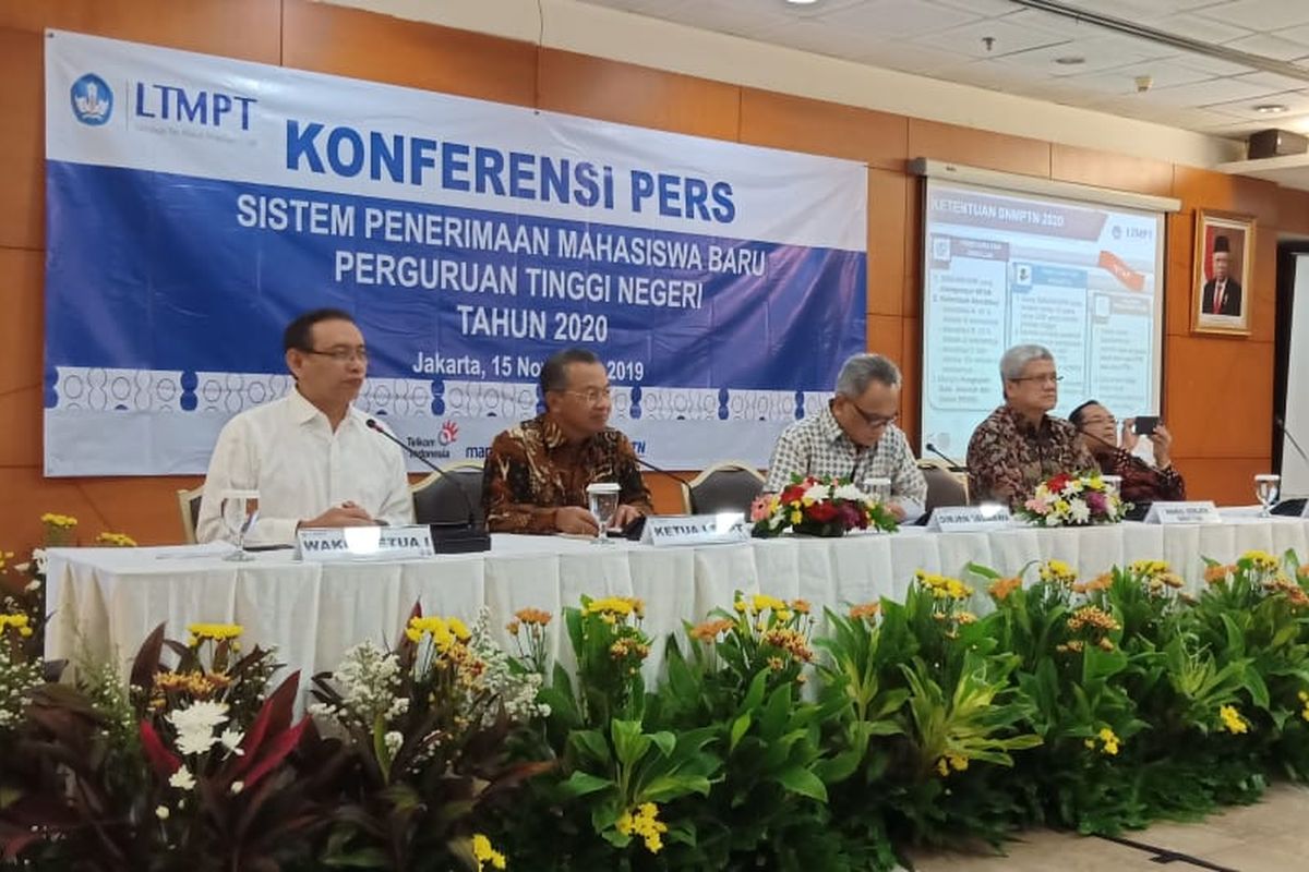 Peluncuran Sistem Penerimaan Mahasiswa Baru 2020 dilakukan oleh Direktur Jenderal Pembelajaran dan Kemahasiswaan (Dirjen Belmawa) Prof. lsmunandar yang mewakili Menteri Pendidikan dan Kebudayaan. lkut serta mendampingi Prof. Ravik Karsidi (Ketua LTMPT), Prof. Mohammad Nasih (Wakil Ketua I), Prof. Dr. Sutrisna Wibawa (Wakil Ketua 11), serta Prof. Syafsir Akhlus (Pengurus MRPTNl) di Gedung D Kemendikbud (15/11/2019).
