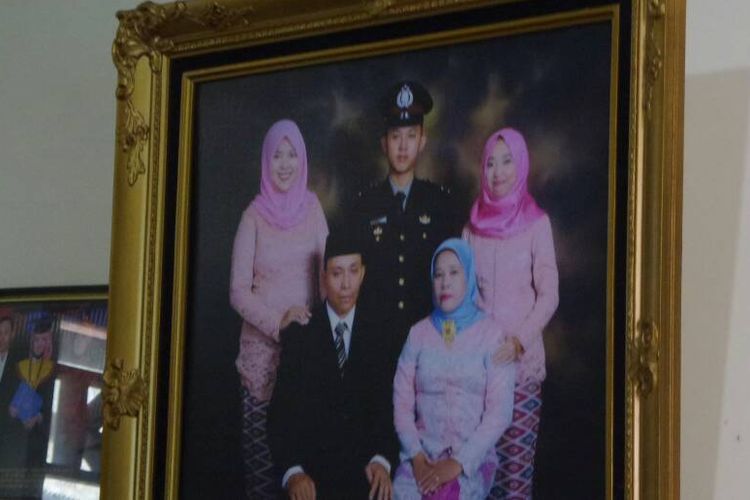 Foto korban bom Kampung Melayu Bripda Ridho Setiawan bersama keluarganya