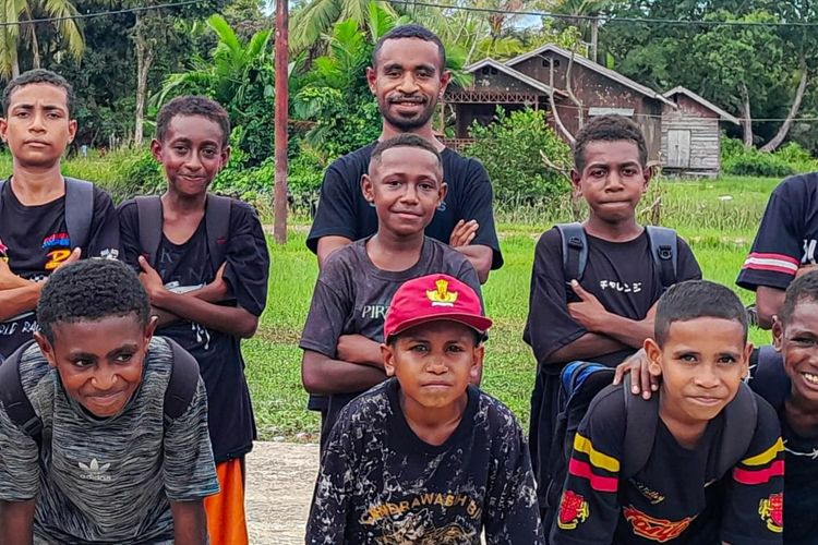 Perjuangan Furdan Kinder, Putra Papua yang Hidupkan Mimpi Anak-anak Pedalaman