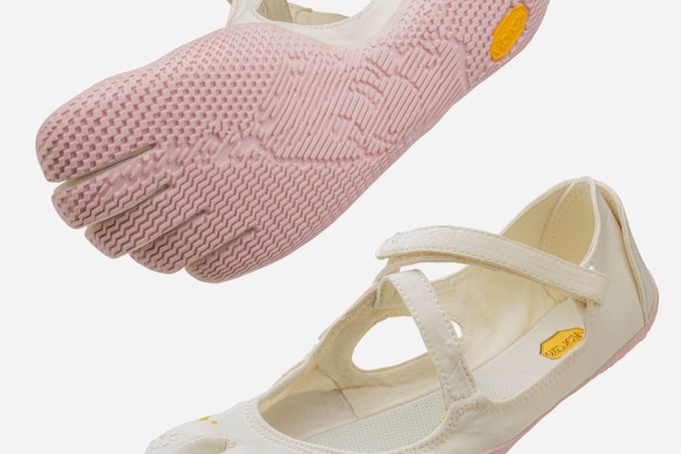 Jennie BLACKPINK tampil santai di bandara dengan sepatu unik Vibram V-Soul. Gaya kasualnya langsung jadi tren dan ludes terjual online.