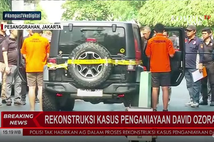 Mario Dandy dan Shane Lukas dalam rekonstruksi kasus penganiayaan D di Perumahan Green Permata, Ulujami, Pesanggrahan, Jumat (10/3/2023). 