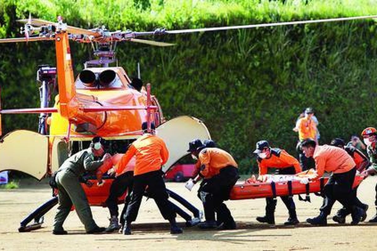 Tim SAR mengevakuasi jenazah kopilot pesawat Sukhoi Superjet 100, Alexander Kochetkov, menggunakan Bolco menuju Lapangan Udara Halim Perdanakusuma, Jakarta, dari Lapangan Pasir Pogor, Cijeruk, Kabupaten Bogor, Jawa Barat, Sabtu (12/5). Jenazah kopilot ditemukan di sekitar Curug Nangka, terpisah dari jenazah lain yang berada di sekitar Puncak Salak I, Kabupaten Bogor.