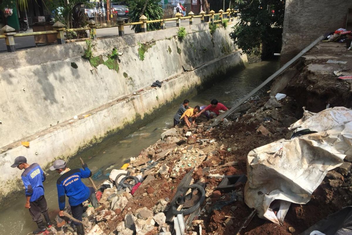 Tanah longsor yang mengakibatkan satu bangunan ambles, di Tanah Baru, Depok, Jumat (7/12/2018).