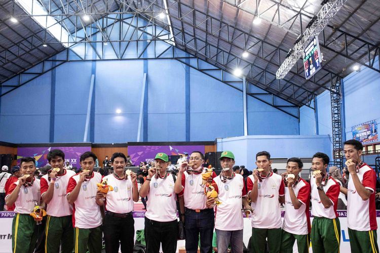 Tim sepak takraw putra Jawa Timur foto bersama pelatih dan manajer seusai mendapatkan emas pada pertandingan PON XX Papua 2021 di GOR Trikora Jayapura, Rabu (29/09/2021) siang.