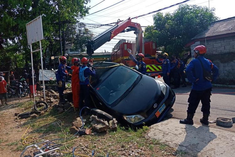 Petugas Suku Dinas Penanggulangan Kebakaran dan Penyelamatan (Sudin Gulkarmat) Kota Administrasi Jakarta Selatan Sektor V Cilandak mengevakuasi sebuah mobil dinas milik Tentara Nasional Indonesia Angkatan Laut (TNI AL) merek Daihatsu Terios bernomor polisi 4702-05 yang masuk ke selokan di Jalan Baros, Karang Tengah, Pondok Labu, Cilandak, Jakarta pada Rabu (19/8/2020) sekitar pukul 08.30 WIB.