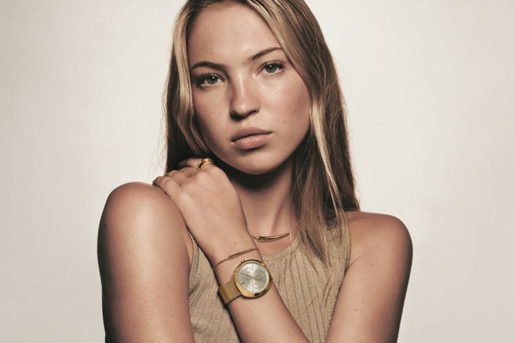 Lila Moss terlihat memukau dengan jam tangan dan perhiasan terbaru dari Calvin Klein. 