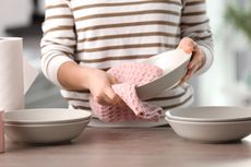 4 Cara Praktis Membersihkan Lap Dapur yang Kotor dan Berminyak 