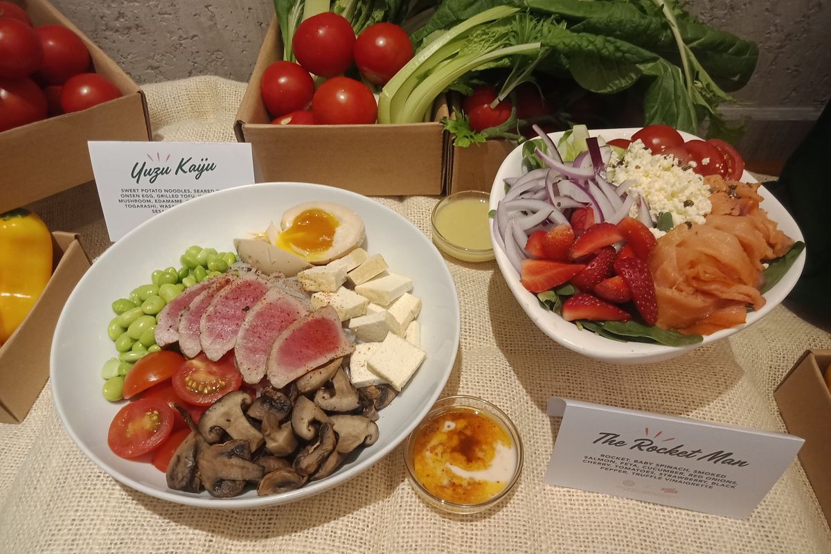 Dua dari tiga menu baru yang diluncurkan SaladStop! hasil kolaborasi dengan Ageless Galaxy di gerai Senayan City, Jakarta Selatan, Sabtu (30/11/2019).