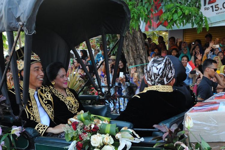 Presiden Joko Widodo (kedua kiri) melambaikan tangan didampingi Ny. Iriana Joko Widodo (kedua kanan) saat menghadiri Festival Keraton dan Masyarakat Adat ASEAN Ke-5 (FKMA), di Sumenep, Jawa Timur, Minggu (28/10/2018). Jokowi membuka FKMA yang dihadiri 58 keraton 230 kerajaan dan kedatuan serta lembaga adat dan perwakilan sejumlah negara ASEAN.