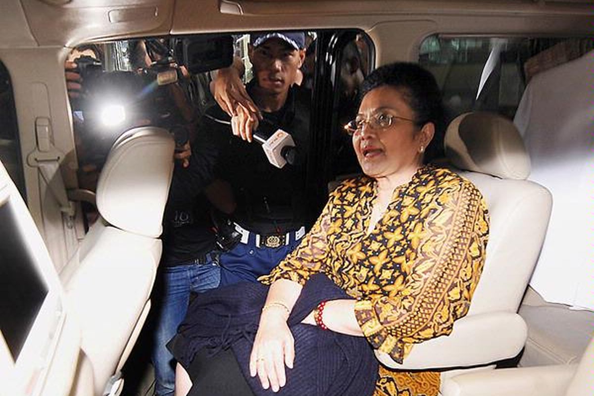 Mantan Menteri Kesehatan, Siti Fadillah Supari setelah menjalani pemeriksaan di kantor Komisi Pemberantasan Korupsi (KPK), Jakarta, Jumat (1/4). Ia diperiksa sebagai saksi dalam perkara korupsi pengadaan alat kesehatan penanganan wabah flu burung di Departemen Kesehatan pada tahun 2006 dengan tersangka Ratna Dewi Umar.