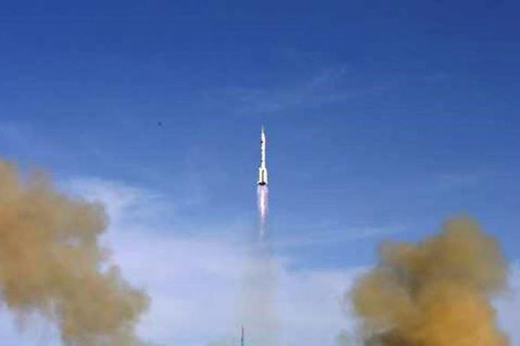 Roket yang membawa dua satelit navigasi sukses diluncurkan dari Pusat Peluncuran Satelit Xichang, di Provinsi Sichuan, Sabtu (25/7/2015).