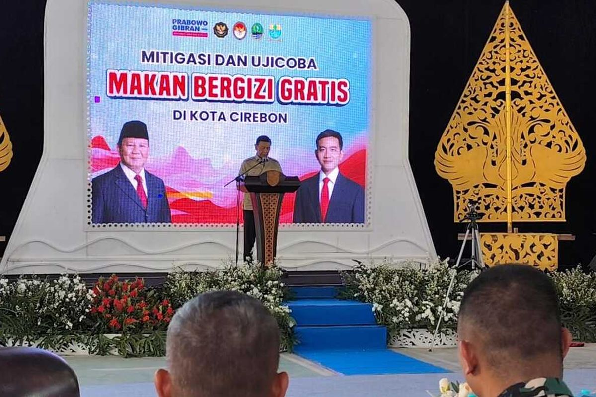 Wiranto, Ketua Dewan Pertimbangan Presiden (Wantimpres) memberikan sambutan pada program makan bergizi gratis di Kota Cirebon, Rabu (25/9/2024) siang