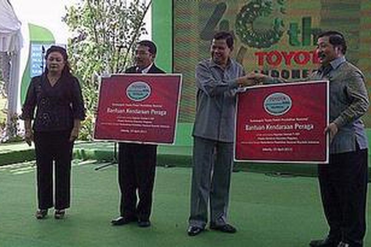 Johnny Darmawan (kanan) menyerahkan secara simbolis unit kendaraan buat SMK kepada Wakil Menteri Pendidikan