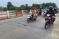 Jalan di Jembatan Muara Bakti Retak Usai Dihantam Kapal Tongkang